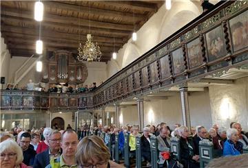 Beim Gottesdienst zur Wiedereinweihung war die Kirche voll besetzt.