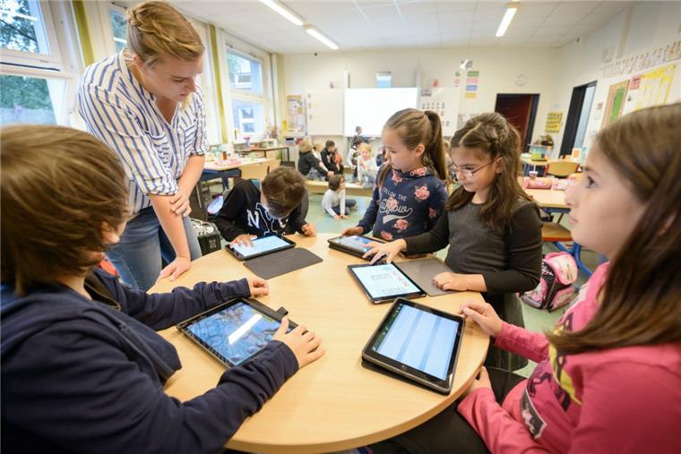 Bremerhaven: Digitalpaket für alle Schulen In der Gorch-Fock-Schule gibt es digitale Tafeln und I Pads. Von links: Nico, Janica Kopmann, Nazlie, Ceylin und Eva.