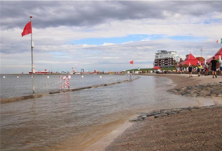 Nach Bakterienfund: Badeverbot in Cuxhaven aufgehoben In der Grimmershörnbucht und in Sahlenburg waren Bakterien im Wasser gefunden worden. Daraufhin wurde das Baden untersagt. Erneute Messungen haben jetzt grünes Licht fürs Baden.