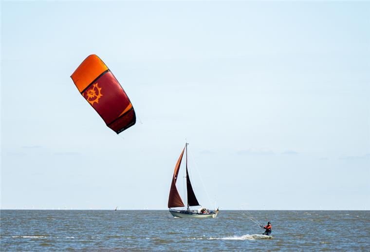 Cuxhaven: Heute startet der „Tag des Sports“ Ein Segelboot auf dem Wasser