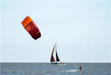 Ein Segelboot auf dem Wasser