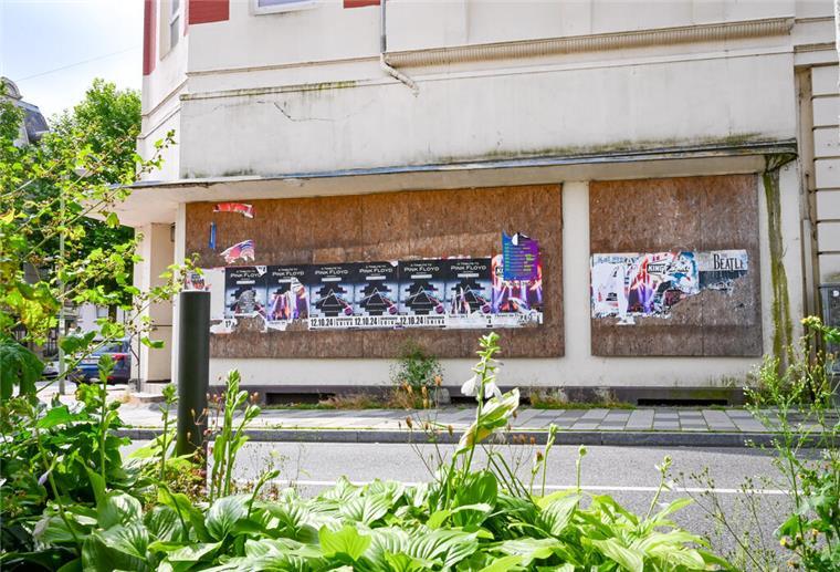 In der Hafenstraße 73/Ecke Kistnerstraße siecht eine Schrottimmobilie dahin.