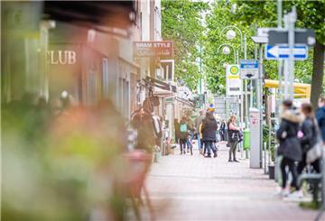 Blick in die Hafenstraße mit Passanten im Mai 2022.