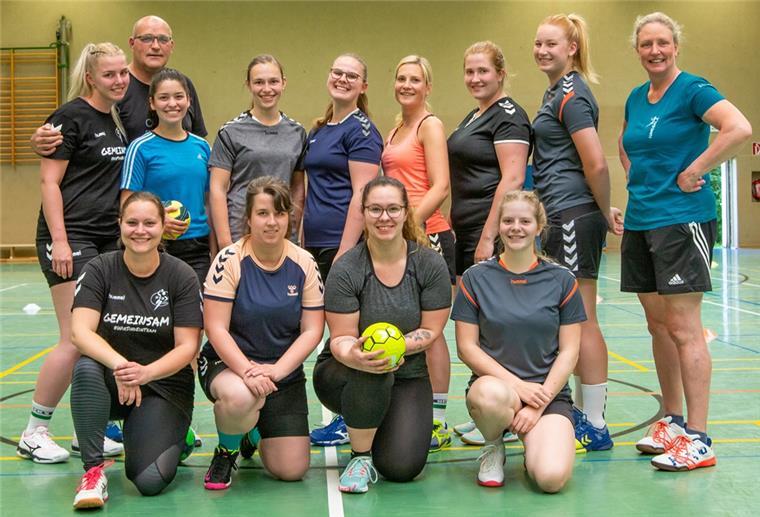 In der Halle am Luisenhof in Einswarden trainiert die Nordenhamer Frauenmannschaft wieder.