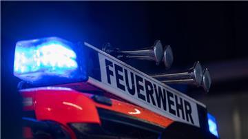 Ein Einsatzfahrzeug der Feuerwehr steht mit Blaulicht bei der Feuerwache.