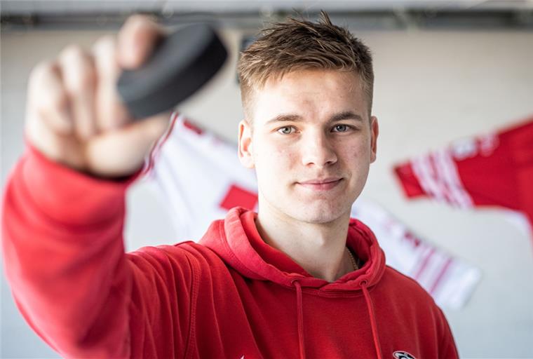 Der nächste Schritt für Eishockey-Talent Büsing In der Heimat im Haus seiner Familie nutzte Justin Büsing die Spielpause zum Training in der eigenen Garage.