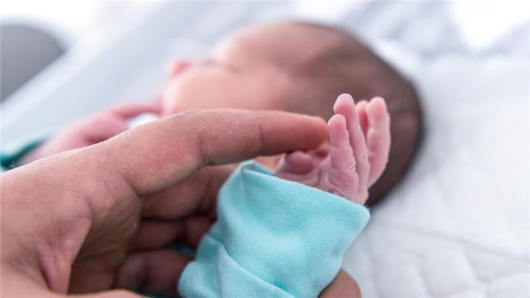 Klinik-Wahnsinn: Helios Cuxhaven schließt vorübergehend Geburtshilfe und Pädiatrie Ein Vater hält die Hand eines wenige Tage alten Jungen. Die Helios-Klinik Cuxhaven schließt vorübergend die Geburtshilfe und den Bereich Kinder- und Jugendmedizin.