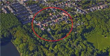 In der Illerstraße in Surheide hat ein 39-Jähriger betrunken ein geparktes Auto gerammt.