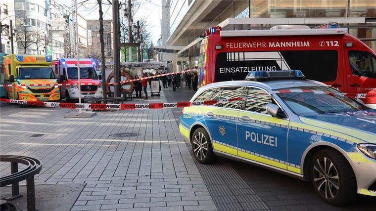 Auto fährt in Menschenmenge in Mannheim - mindestens zwei Tote, mehrere Verletzte In der Innenstadt von Mannheim kam es an Rosenmontag zu einem großen Polizeieinsatz.