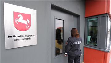 In der Justizvollzugsanstalt Bremervörde sollen Mitarbeiter Drogen und Handys für Gefangene geschmuggelt haben.