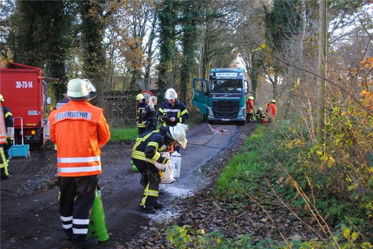 Tank reißt bei Unfall auf: Literweise Diesel läuft im Cuxland aus In der Kampstraße am Rande von Bramstedt (Cuxland) riss sich ein Laster den Tank auf.