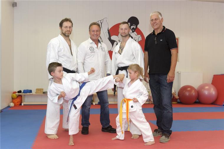 In der Karateschule "Nippon" sind die kleinen ganz groß: Von links (hinten): Alexander Bez, Horst Kaireit, Andreas Wendelken, Rolf Hanke. Vorne, von links: Andrew und Rani.
