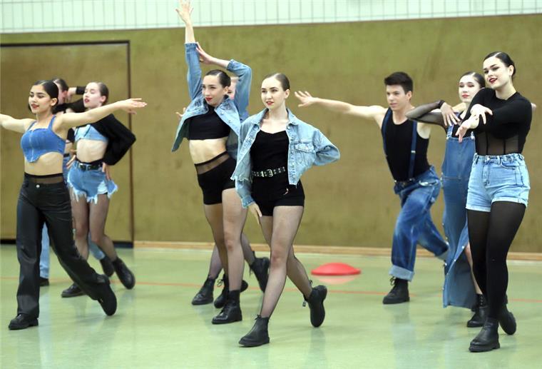 Bremerhavener Tanz-Etage begeistert ihre Fans In der Kategorie "Jazz" tritt die Tanz-Etage mit der Choreografie "Kickstart" an.