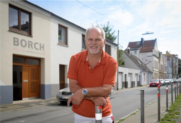Bremerhavener arbeitet 17.000 Tage für ein und die selbe Firma In der kleinen Altleher Straße „Auf den Sülten“ fühlt sich Harald Borowsky zuhause. Seit dem ersten Lehrlingstag 1973 hat der Maler und Lackierer nie die Firma gewechselt und sogar akribisch Tagebuch geführt . Foto: Masorat