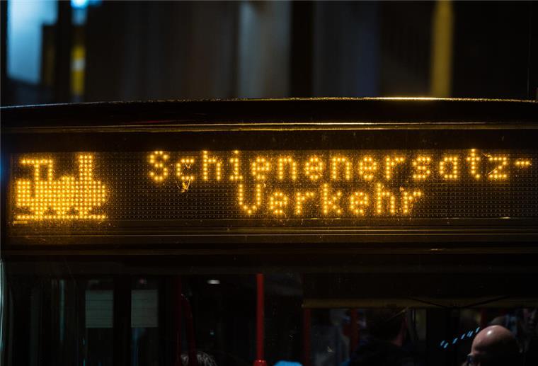Ersatzverkehr zwischen Nordenham und Bremen Das Schriftbanner an einem Bus weist auf den Schienenersatzverkehr hin.