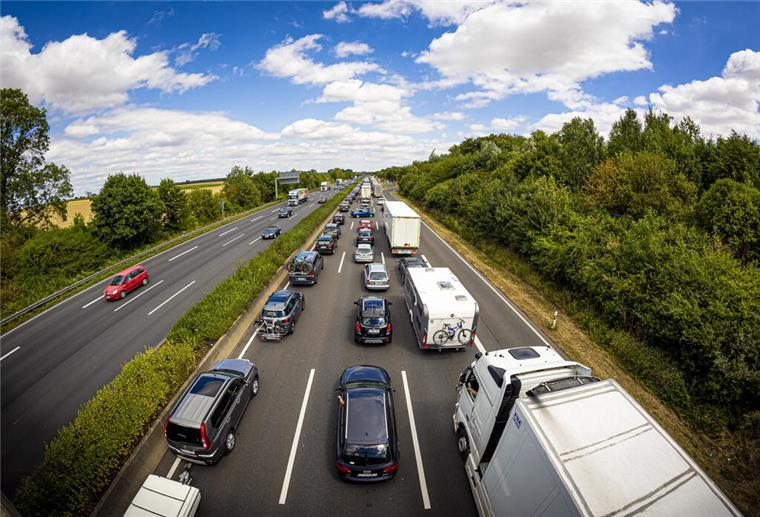 Zu Beginn der Osterferien in Niedersachsen Stau erwartet Fahrzeuge stauen sich auf der Autobahn 2 (A2), mit fehlender Rettungsgasse, in Höhe Barsinghausen in Fahrtrichtung Hannover vor einer Baustelle auf einer Länge von über 10 Kilometern.