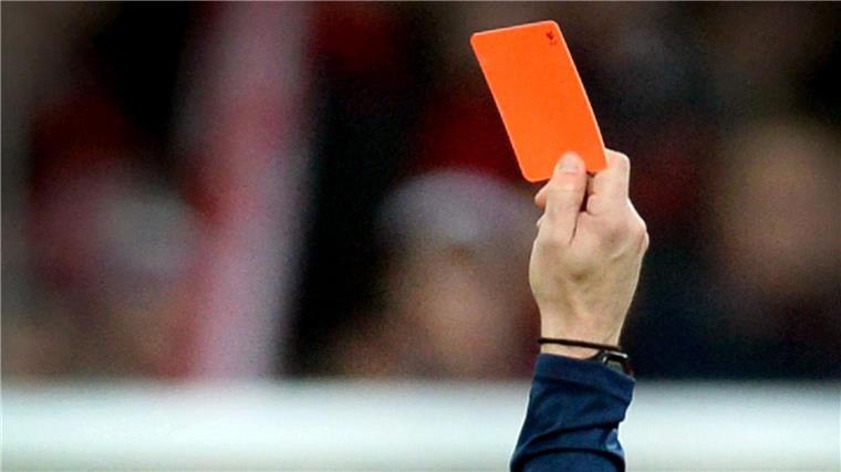 In der Kreisklasse zeigt ein Referee Rot - daraufhin wird er von einem Spieler angegriffen.