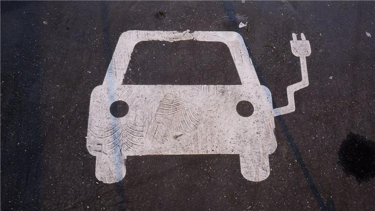 Niedersachsenmetall gegen Kaufprämie für E-Autos In der Krise der Autobranche gibt es Überlegungen neuer Förderung für E-Autos - der Arbeitgeberverband Niedersachsen spricht sich dagegen aus und fordert Technologieneutralität. (Symbolbild)