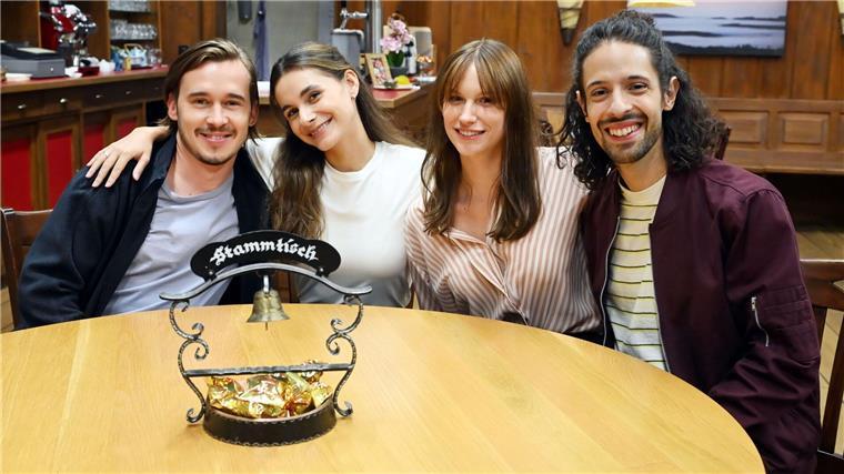 In der Kulisse des „Gasthaus Löwen“ warten die Schauspieler Dominik Stricker, Julia Obst, Ana-Carolina Kleine und Alessio Hirschkorn auf ihren Einsatz. (Archivbild)