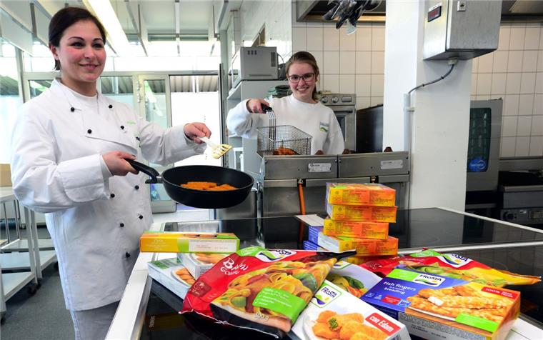 Frosta: Was der Zutatentracker verrät In der Laborküche von Frosta kochen Hanaye Langari (links) und Merle Christophersen.