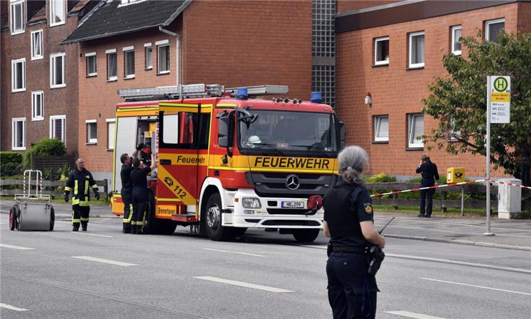 Bremerhaven: Feuerwehr rettet fünf Menschen aus Wohnhaus In der Langener Landstraße hat es einen Kellerbrand gegeben.