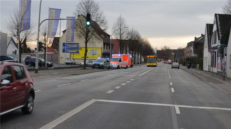 Bremerhaven: Kontrolle über Auto verloren In der Langener Landstraße in Bremerhaven kam der 75-jährige Autofahrer zum Stehen. Die Rettungssanitäter sind schon vor Ort.
