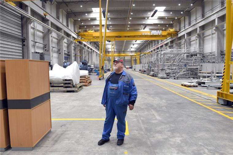 Senvion-Schließung: Mit 58 noch einmal auf Jobsuche In der leeren Produktionshalle gibt es für Rainer Könemann und seine Kollegen nichts mehr zu tun – außer aufzuräumen.
