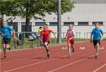In der M12-Klasse gewann Dawid Sikora (links) vom TuS Tossens den 75-Meter-Lauf vor seinem Vereinskameraden Samuel Heinze (rechts).