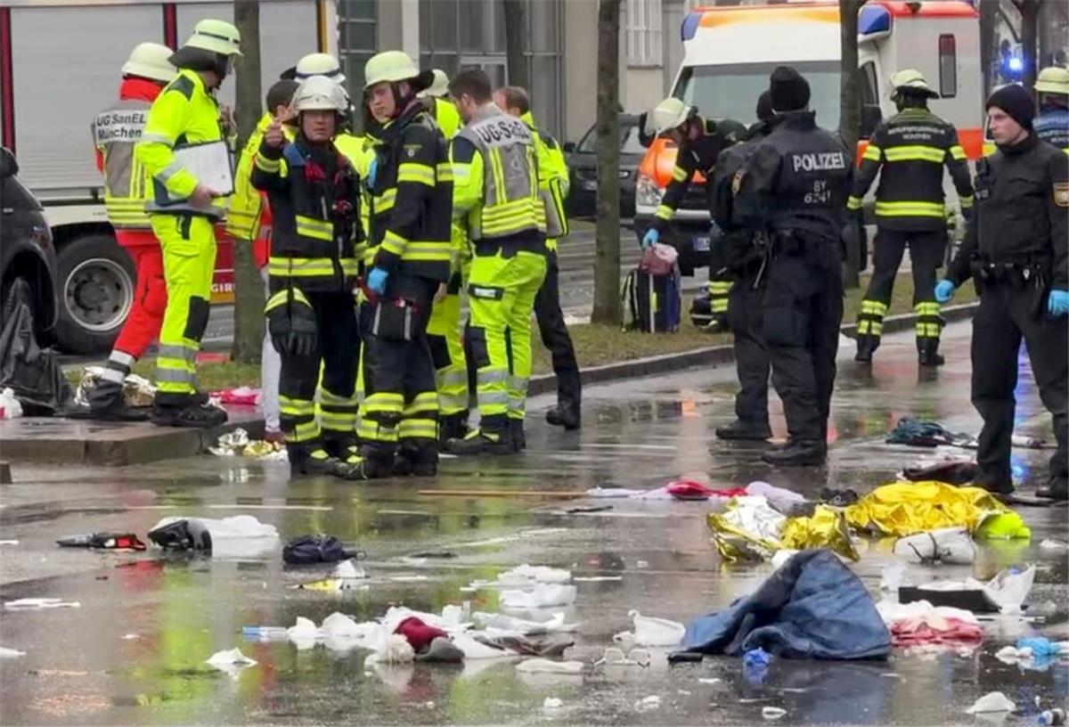 13.02.2025, Bayern, München: Rettungskräfte stehen in der Nähe des Einsatzortes. In der Münchner Innenstadt ist ein Fahrzeug in eine Menschengruppe gefahren. Foto: Peter Kneffel/dpa +++ dpa-Bildfunk +++