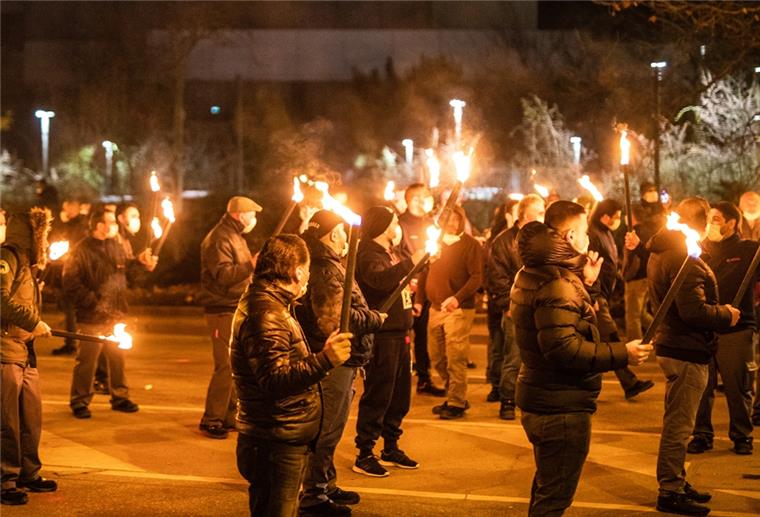 IG Metall beginnt mit Warnstreiks Mitarbeiter von Bosch versammeln sich am frühen Morgen mit Fackeln vor dem Bosch-Werk in Stuttgart-Feuerbach und beteiligen sich an einer Kundgebung.