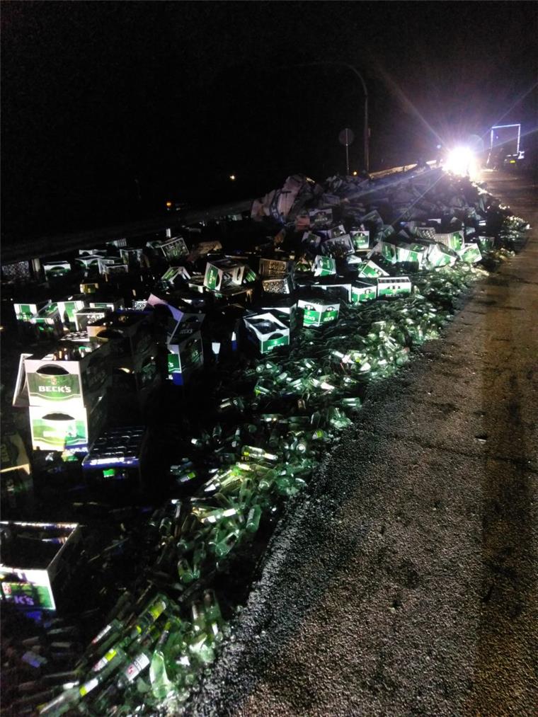 Unfall auf der A1: Sattelzug verliert Bierkisten auf dem Zubringer In der Nacht ist die Ladung eines Sattelzugs auf der Autobahn vom Auflieger gerutscht.