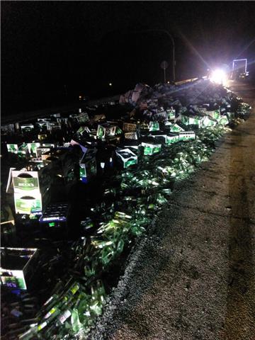In der Nacht ist die Ladung eines Sattelzugs auf der Autobahn vom Auflieger gerutscht. 