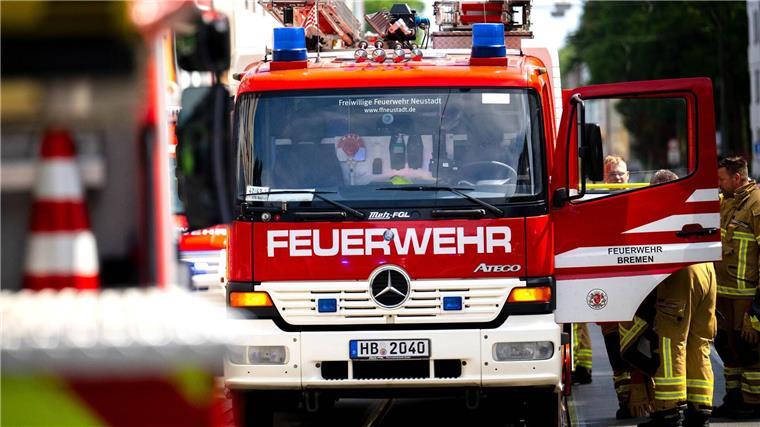 Kellerbrand in Bremen – 15 Bewohner evakuiert In der Nacht rückte die Feuerwehr in Bremen zu zwei Einsätzen aus. (Symbolbild)