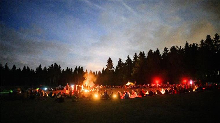 Camper aus aller Welt im Harz - „Frieden ist das Ziel“ In der Nacht versammeln sich viele Teilnehmer um ein Feuer auf dem Hauptplatz.