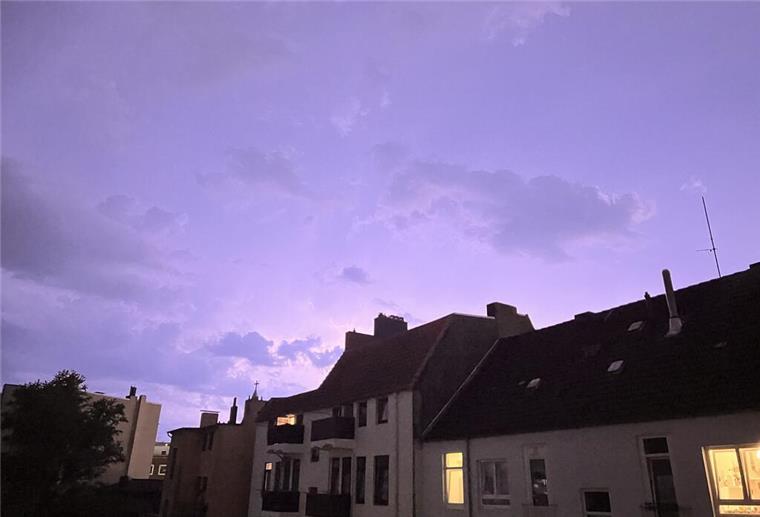 Die Hitze hat Bremerhaven im Schwitzkasten - Heute drohen Unwetter und Starkregen Himmel Häuser Blitz