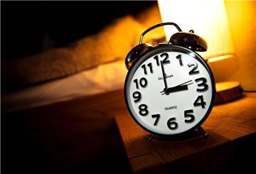 Wecker mit Uhrzeit drei Uhr