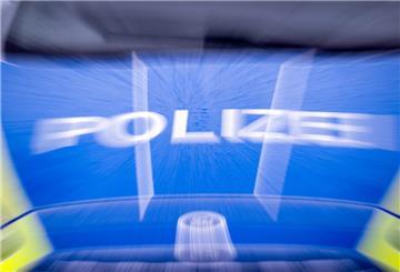 Der Schriftzug „Polizei“ auf der Kühlerhaube eines Autos.