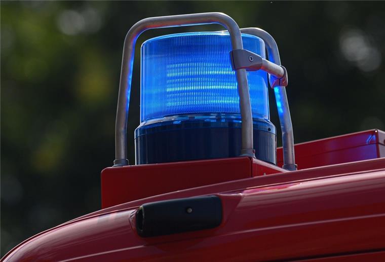 Bremen: Polizei nimmt mutmaßlichen Brandstifter fest Ein Blaulicht leuchtet auf dem Dach eines Einsatzfahrzeugs der Feuerwehr.