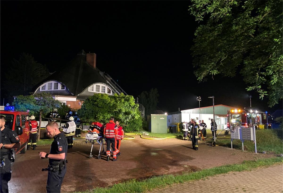 Toter bei Brand in Flüchtlingsunterkunft In der Nacht zu Freitag hat es in einer Asylunterkunft gebrannt. Das Feuer brach im Keller des ehemaligen Hotels aus.