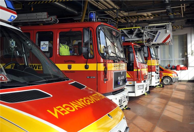 Einfamilienhaus brennt in Ovelgönne - Drei Verletzte In der Nacht zu Freitag hat in Ovelgönne ein Haus gebrannt. Drei Bewohner wurden leicht verletzt.