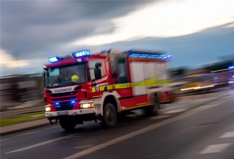 Bremen: Feuer zerstört Reihenhaus und Parzelle Ein Feuerwehrauto steht am 14.12.2017 in Berlin bei einer Informationsveranstaltung des Bundesamtes für Bevölkerungsschutz und Katastrophenhilfe zur Treibstoffversorgung und das Verhalten bei einem Stromausfall.
