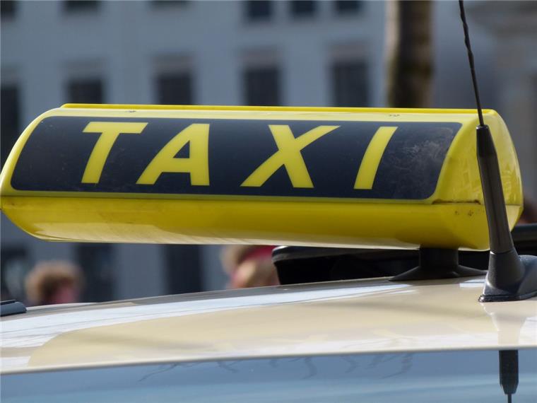 Raubüberfall in Dorum: Fahrgast verletzt Taxifahrerin In der Nacht zu Mittwoch ist in Dorum eine Taxifahrerin überfallen worden.