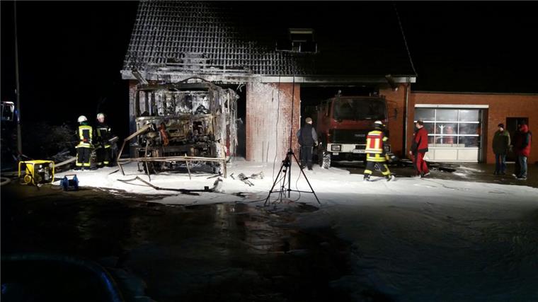 Feuerwehrhaus in Neuenwalde brennt ab In der Nacht zu Montag brannte das Feuerwehrhaus in Neuenwalde ab. Nach jetzigem Stand beläuft sich der Schaden auf mehr als eine Million Euro. Verletzt wurde niemand.