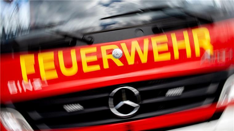 In der Nacht zu Montag bricht im Dachstuhl eines Wohnhauses ein Feuer aus. Die Feuerwehr ist mit vielen Kräften im Einsatz. (Symbolbild)