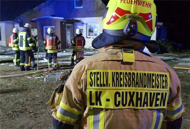 In der Nacht zu Montag sind die Einsätzkräfte zu einem Brand in einem Einfamilienhaus in Bramel ausgerückt. Verletzt wurde zum Glück niemand. Foto: Feuerwehr Schiffdorf