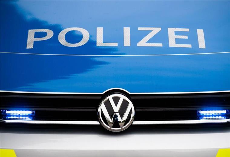Ein Blaulicht leuchtet an einer Polizeistreife. In der Nacht zu Samstag haben Unbekannte mehrere Snackautomaten im Cuxland aufgebrochen.