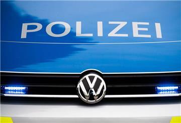 Ein Blaulicht leuchtet an einer Polizeistreife. In der Nacht zu Samstag haben Unbekannte mehrere Snackautomaten im Cuxland aufgebrochen.