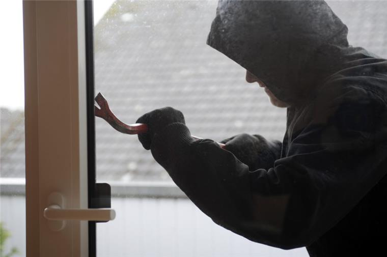 Bremerhaven: Einbrecher durchwühlen Geschäft In der Nacht zu Samstag sind in Bremerhaven-Leherheide Unbekannte in ein Geschäft eingestiegen. Sie durchwühlten das Ladeninnere. Wie hoch der Schaden ist, steht noch nicht fest.