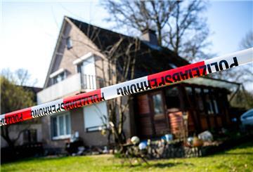 Absperrband der Polizei hängt vor einem Einfamilienhaus.