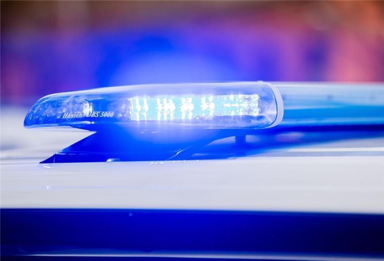 Cuxhaven: Unbekannte brechen in Hotel im Prinzessinnentrift ein Blaulicht auf Polizeifahrzeug